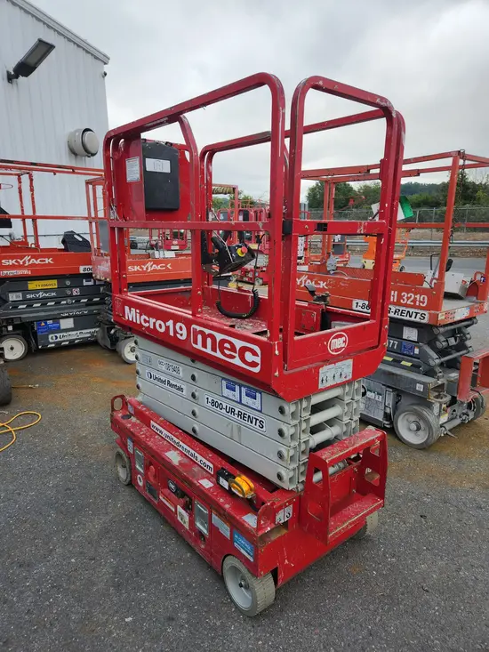 2018 MEC MICRO 19 Scissor Lift