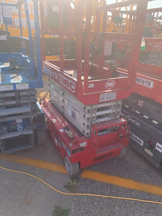 2018 MEC MICRO 19 Scissor Lift