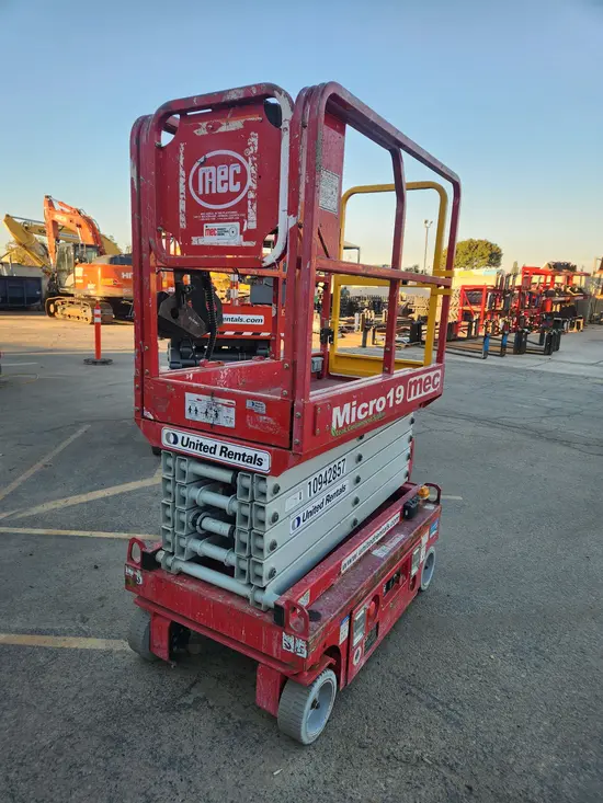 2019 MEC MICRO 19 Scissor Lift