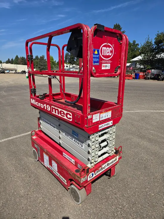 2018 MEC MICRO 19 Scissor Lift