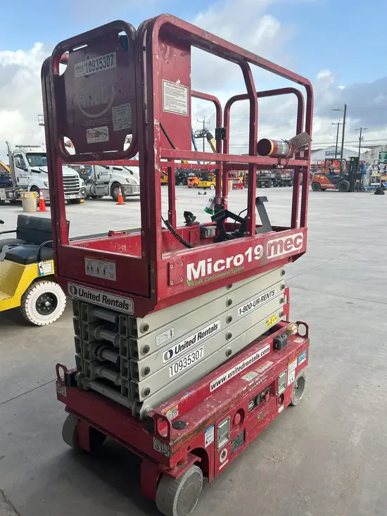 2019 MEC MICRO 19 Scissor Lift