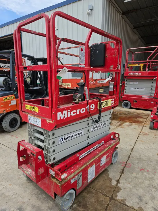 2018 MEC MICRO 19 Scissor Lift