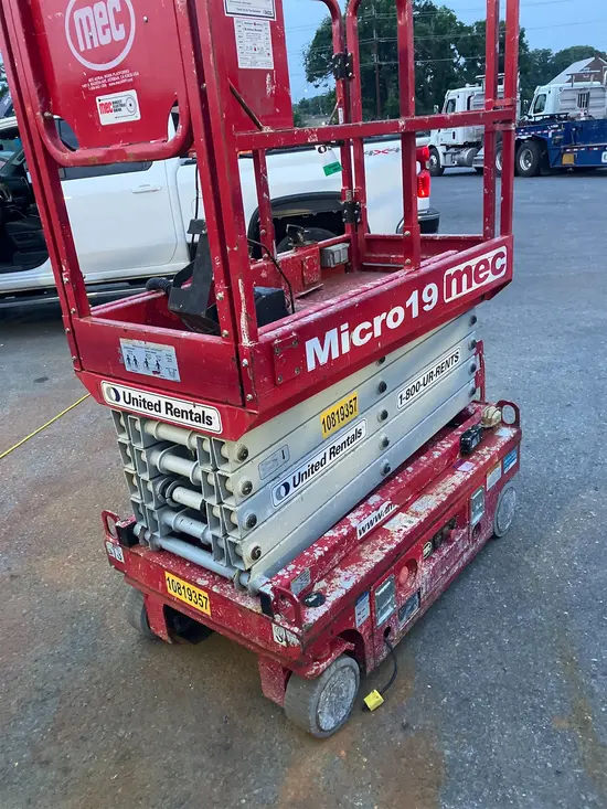 2018 MEC MICRO 19 Scissor Lift