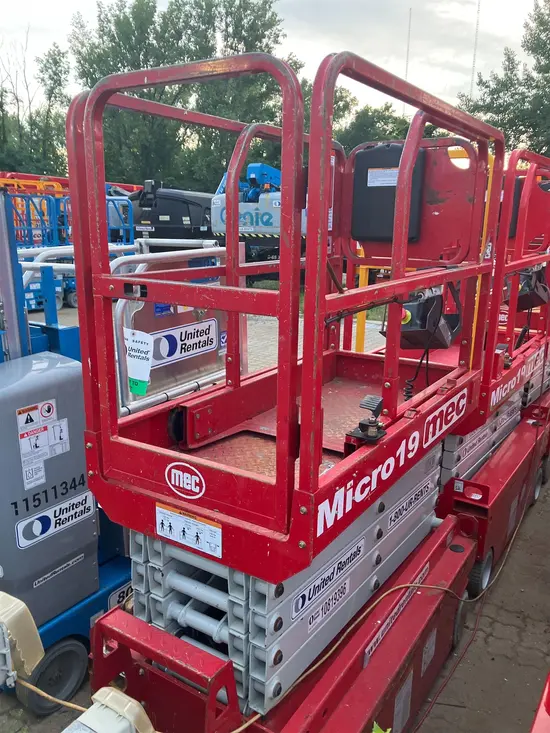 2018 MEC MICRO 19 Scissor Lift