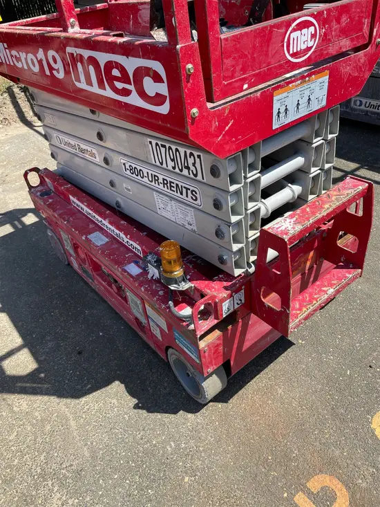 2018 MEC MICRO 19 Scissor Lift