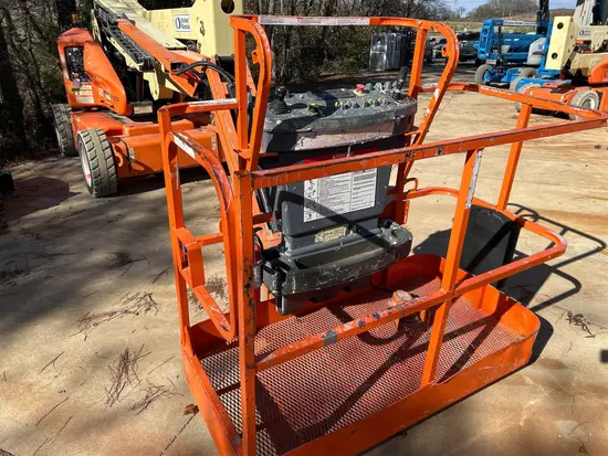 2013 JLG E450AJ Articulating Boom Lift