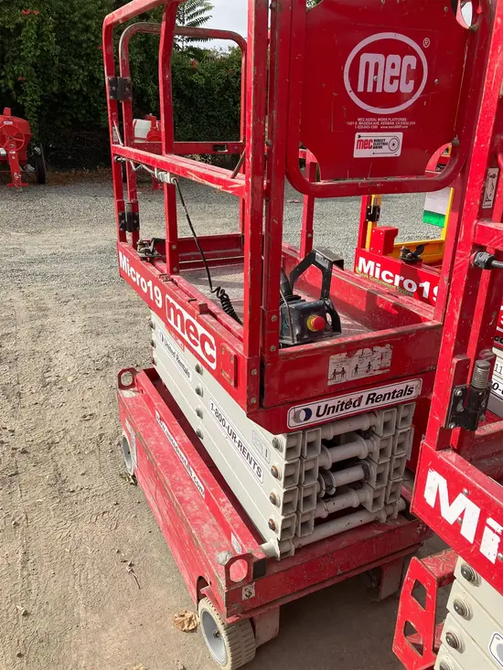 2018 MEC MICRO 19 Scissor Lift