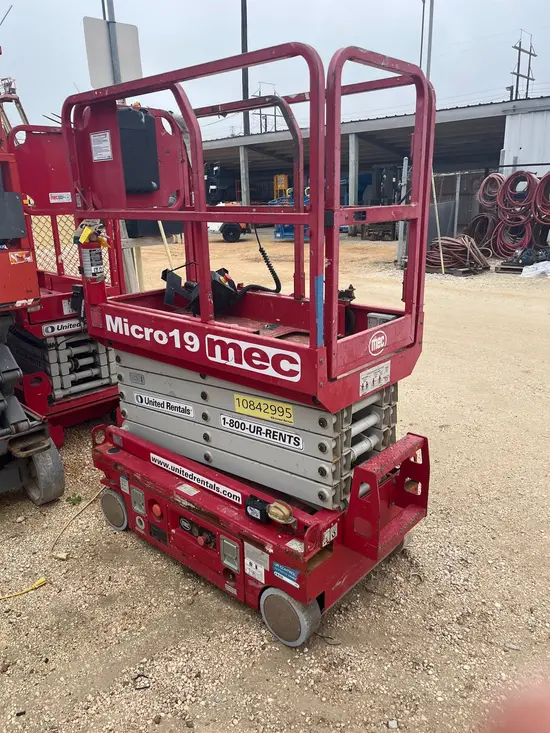 2018 MEC MICRO 19 Scissor Lift
