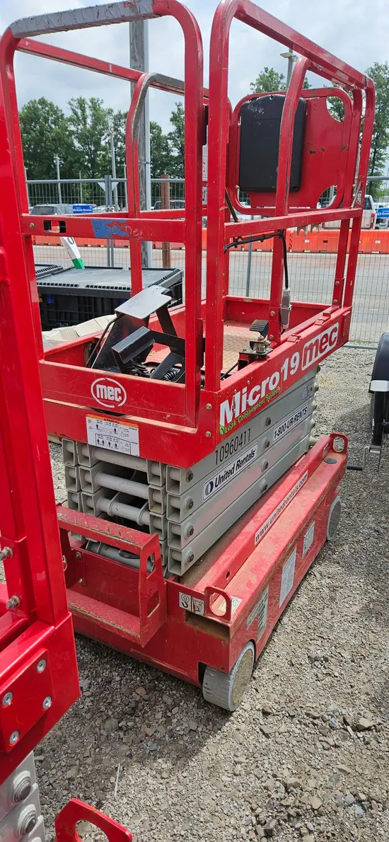 2019 MEC MICRO 19 Scissor Lift