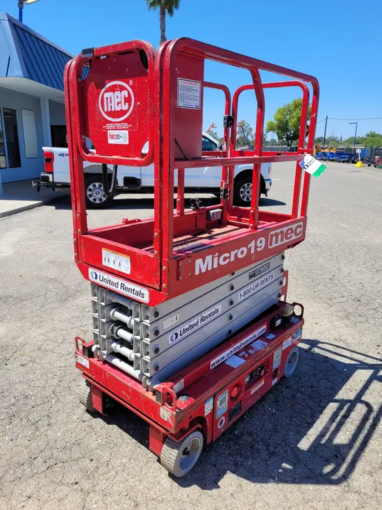 2018 MEC MICRO 19 Scissor Lift