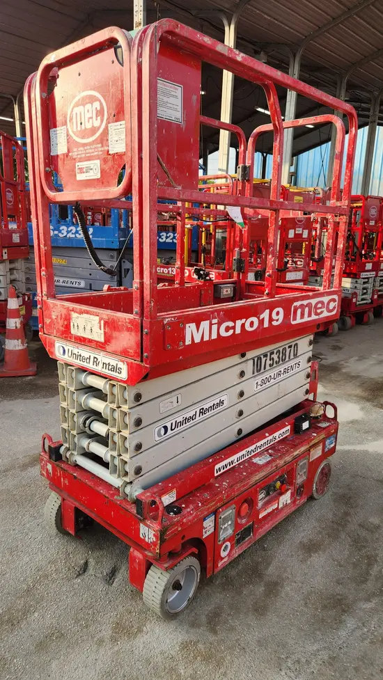 2018 MEC MICRO 19 Scissor Lift