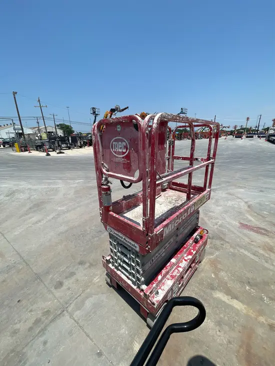 2018 MEC MICRO 19 Scissor Lift