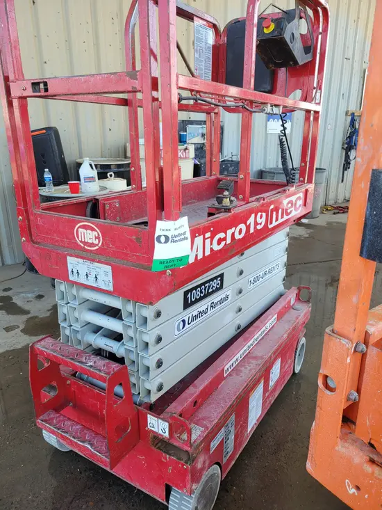 2018 MEC MICRO 19 Scissor Lift
