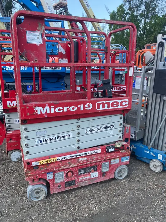 2018 MEC MICRO 19 Scissor Lift