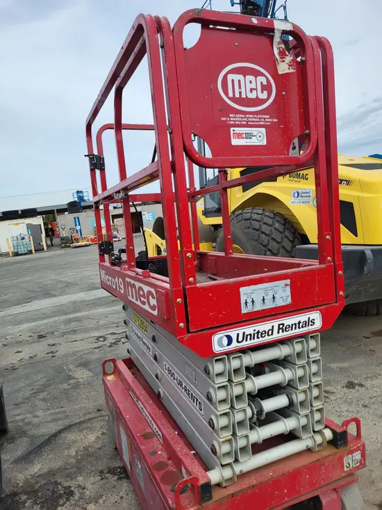 2018 MEC MICRO 19 Scissor Lift