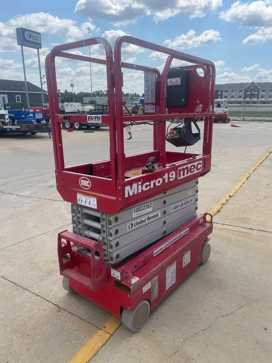 2018 MEC MICRO 19 Scissor Lift