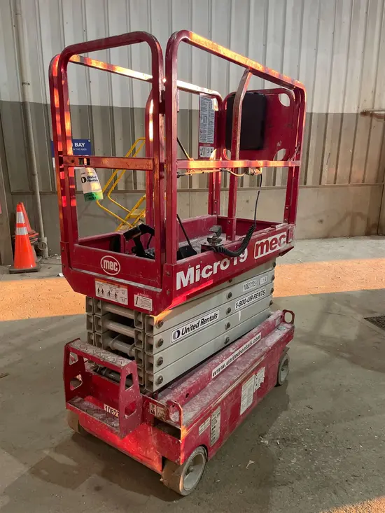 2018 MEC MICRO 19 Scissor Lift