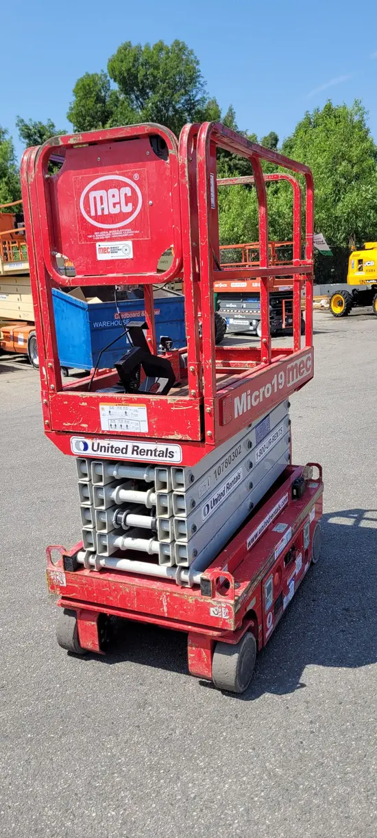 2018 MEC MICRO 19 Scissor Lift