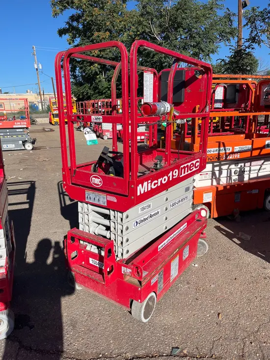 2018 MEC MICRO 19 Scissor Lift