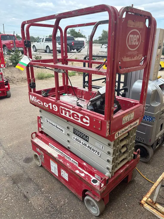 2019 MEC MICRO 19 Scissor Lift