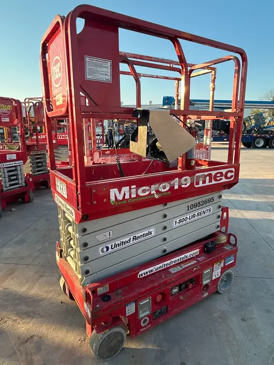 2019 MEC MICRO 19 Scissor Lift