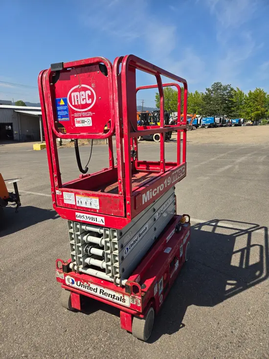 2018 MEC MICRO 19 Scissor Lift