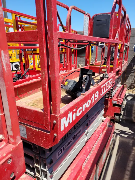 2018 MEC MICRO 19 Scissor Lift