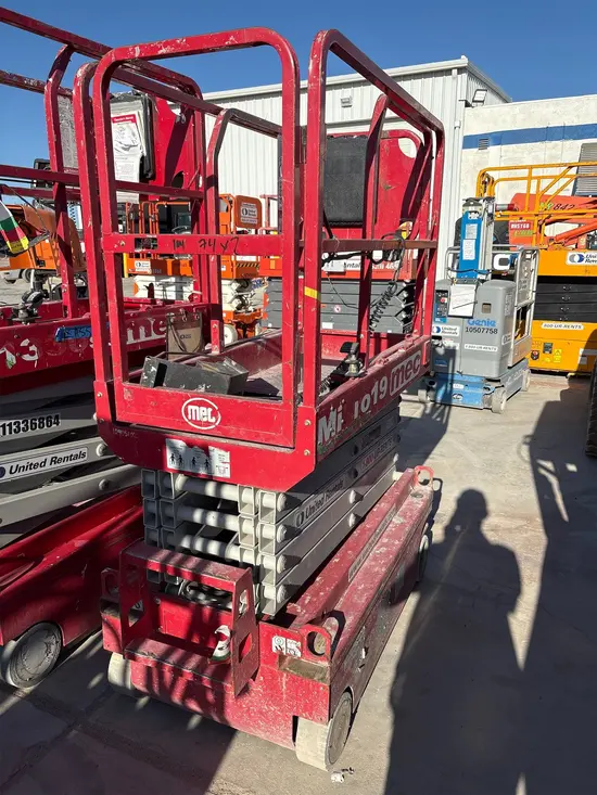2019 MEC MICRO 19 Scissor Lift
