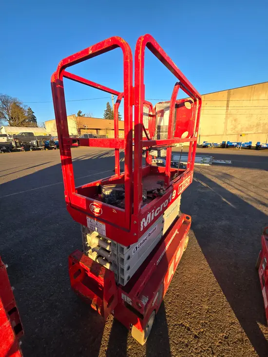 2018 MEC MICRO 19 Scissor Lift