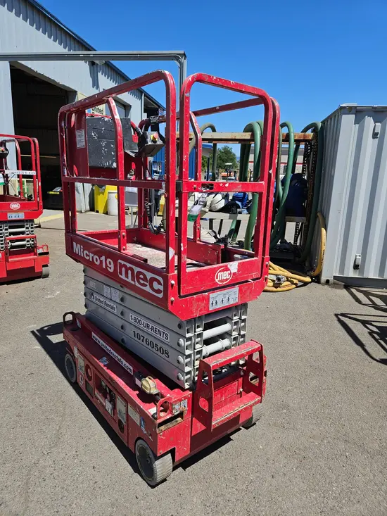 2018 MEC MICRO 19 Scissor Lift