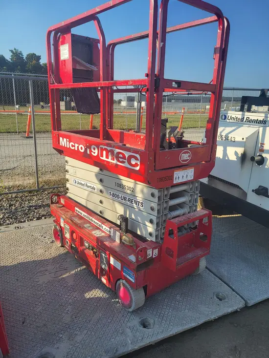 2018 MEC MICRO 19 Scissor Lift