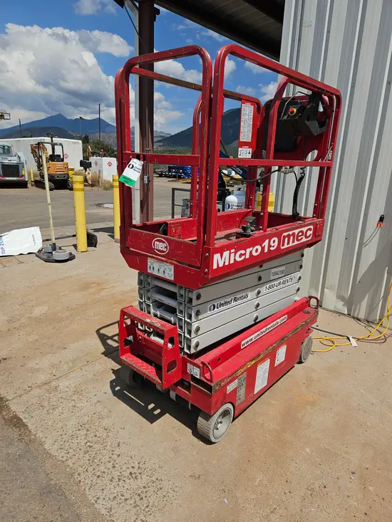 2018 MEC MICRO 19 Scissor Lift