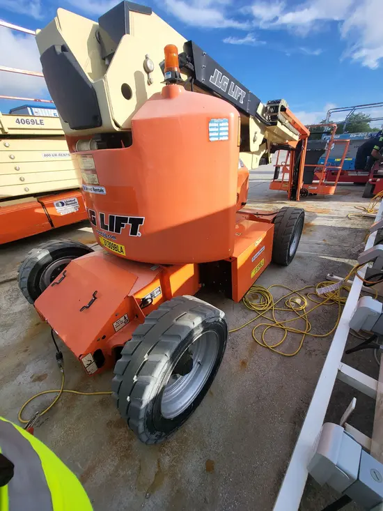 2016 JLG E450AJ Articulating Boom Lift