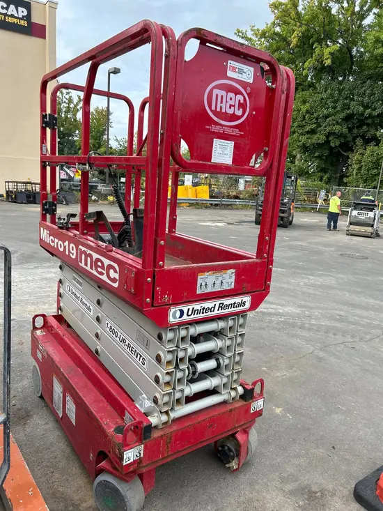 2018 MEC MICRO 19 Scissor Lift