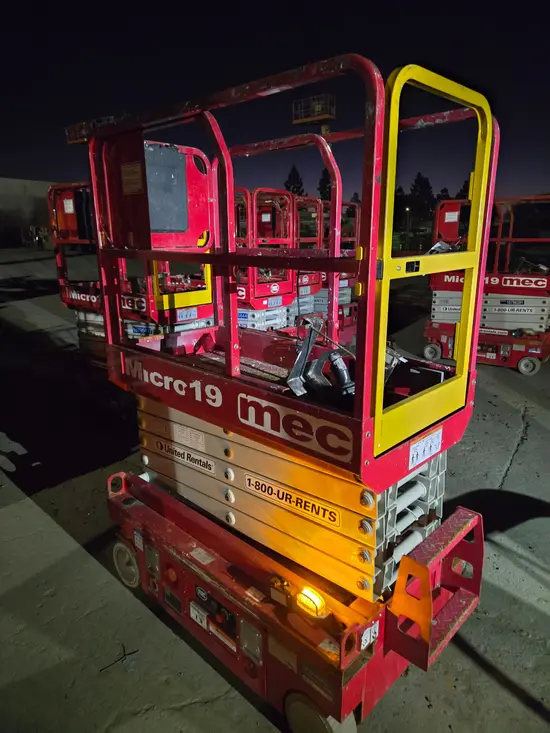 2018 MEC MICRO 19 Scissor Lift