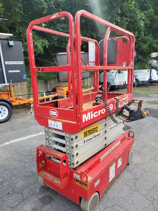2018 MEC MICRO 19 Scissor Lift