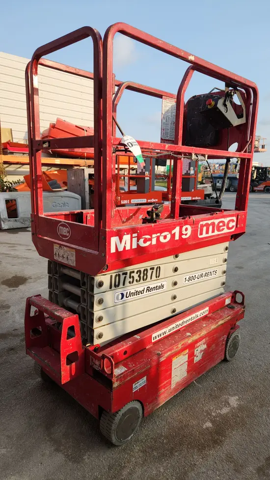 2018 MEC MICRO 19 Scissor Lift