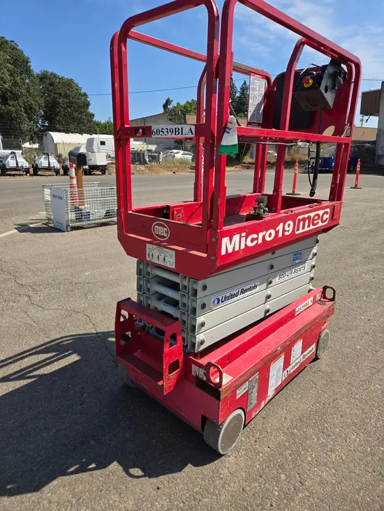 2018 MEC MICRO 19 Scissor Lift