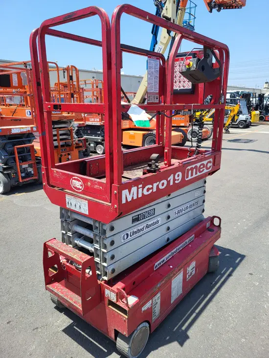 2018 MEC MICRO 19 Scissor Lift