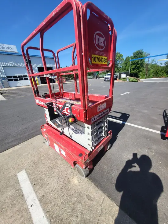 2017 MEC MICRO 19 Scissor Lift