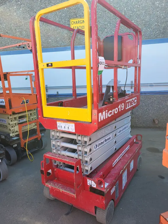 2018 MEC MICRO 19 Scissor Lift
