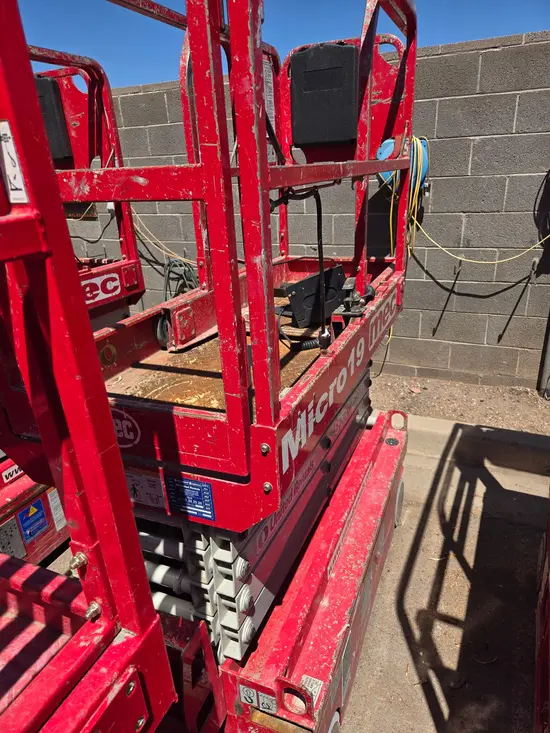 2018 MEC MICRO 19 Scissor Lift