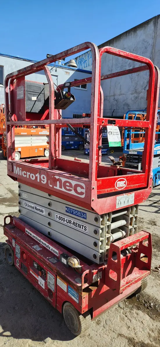 2018 MEC MICRO 19 Scissor Lift